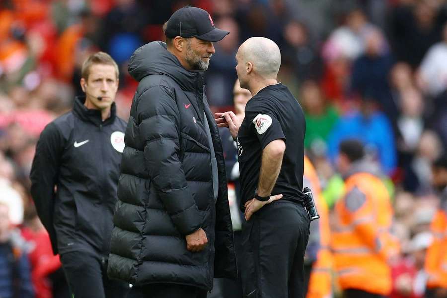 Jurgen Klopp met scheidsrechter Paul Tierney