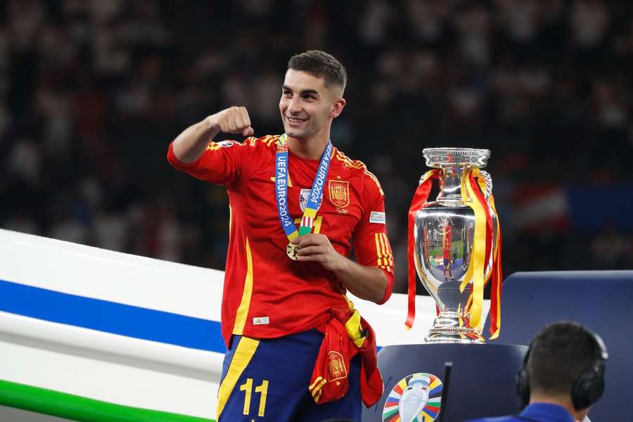 Ferran Torres com a taça da Eurocopa 2024 Ferran Torres com a taça da Eurocopa 2024