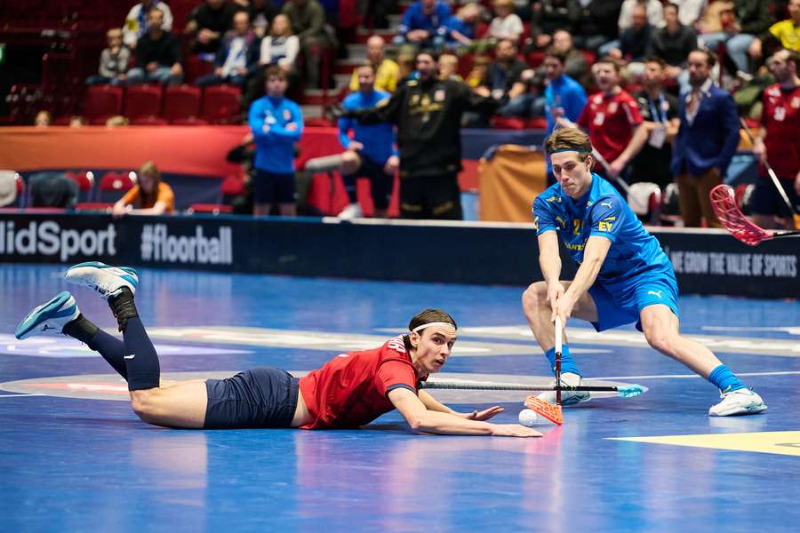 Lukáš Punčochář a Sakarius Ulriksson v semifinále florbalového MS 2024.