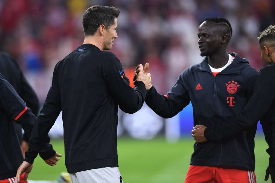 Robert Lewandowski (vlevo) a Sadio Mané se nedávno potkali v duelu Ligy mistrů Bayernu s Barcelonou.