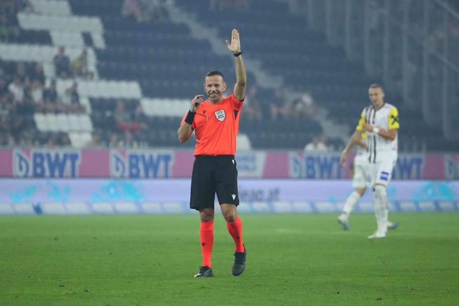 Orel Grinfeeld arbitra jogo do FC Porto