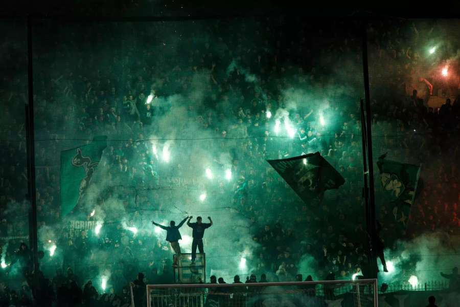 Torcida do Panathinaikos em seu acanhado estádio