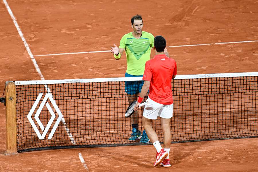 Nadal félicitant Djokovic à Roland-Garros 2022.