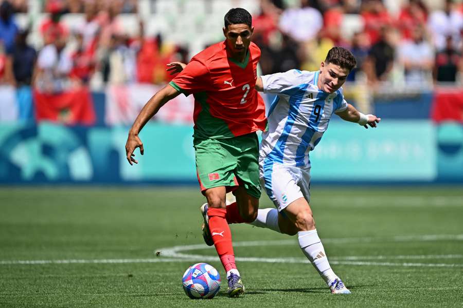 Achraf Hakimi (L) in duel met Julián Álvarez