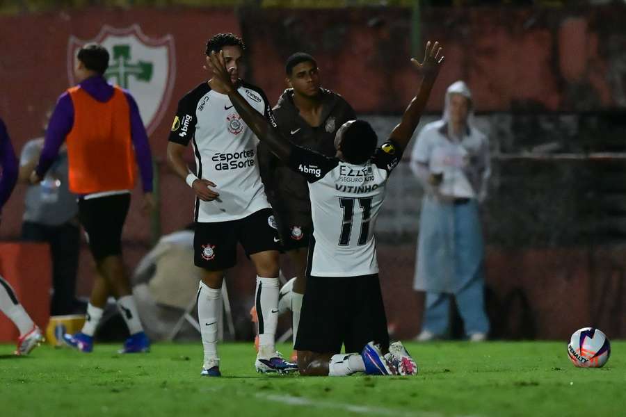 Vitinho fez seu primeiro gol com a camisa do Corinthians Vitinho fez seu primeiro gol com a camisa do Corinthians