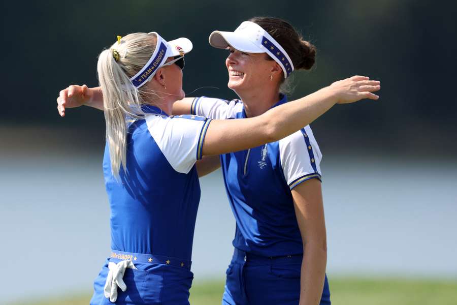 Charley Hull en Esther Henseleit wonnen hun wedstrijd in de ochtendsessie