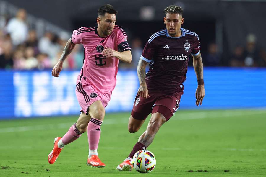 Rafael Navarro marca o astro Lionel Messi Rafael Navarro marca o astro Lionel Messi