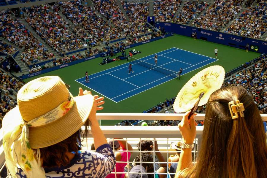 Dos espectadoras presenciando un partido del doble mixto del US Open 2026