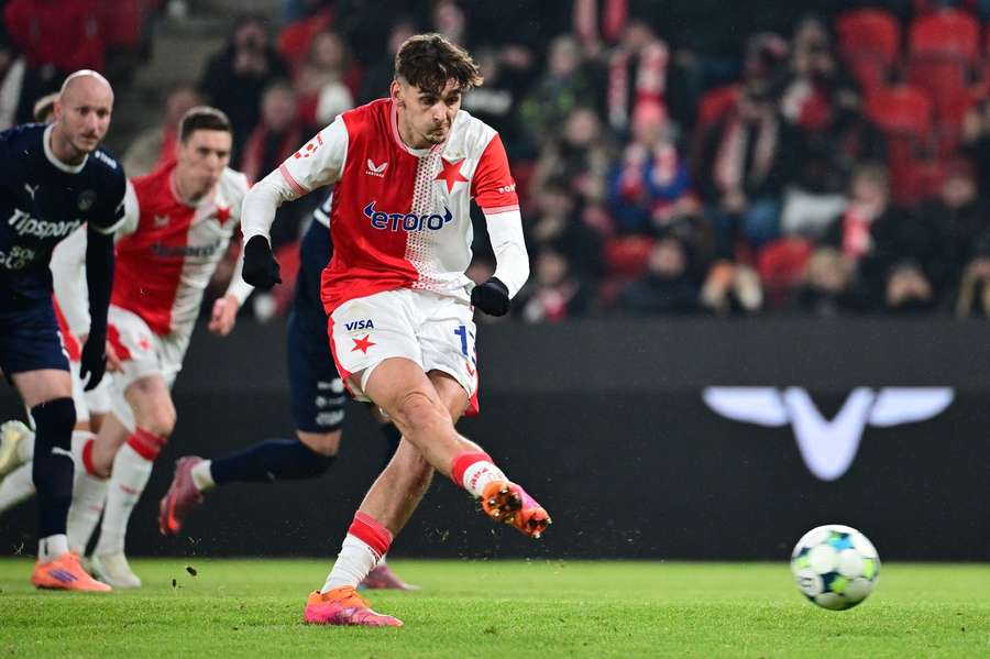 Útočník Slavie Mojmír Chytil dává gól z penalty.