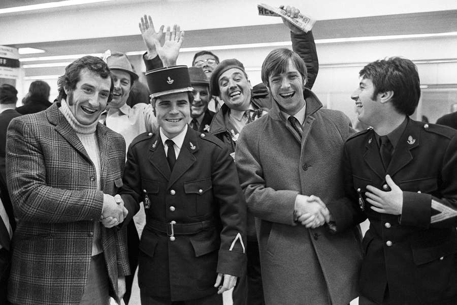 Gareth Edwards (à gauche) et Barry John (à droite) arrivant à Paris la veille de la victoire contre la France pour réaliser le Grand Chelem de 1971.
