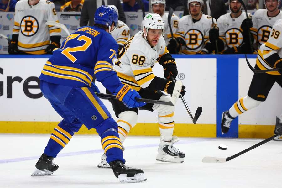 David Pastrňák proniká obranou Buffala.