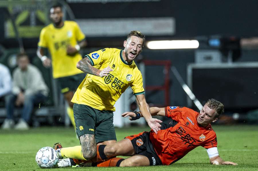 Mitchell Dijks (L) in duel met Damon Mirani