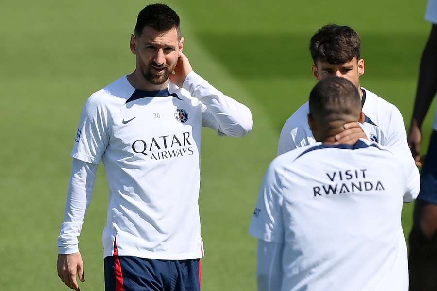 Mnohí fanúšikovia Barcelony a tréner Xavi by si priali Messiho návrat