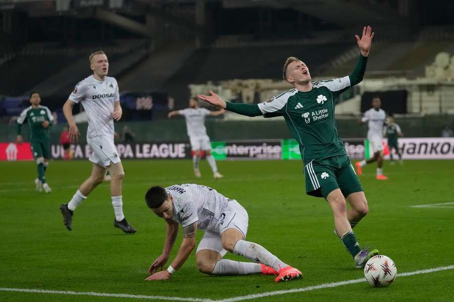 Panathinaikos nedokázal prolomit plzeňskou obranu, přestože Viktoria hrála většinu zápasu v deseti. Panathinaikos nedokázal prolomit plzeňskou obranu, přestože Viktoria hrála většinu zápasu v deseti.