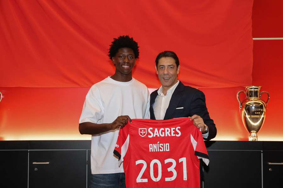 Anísio Cabral renova com o Benfica