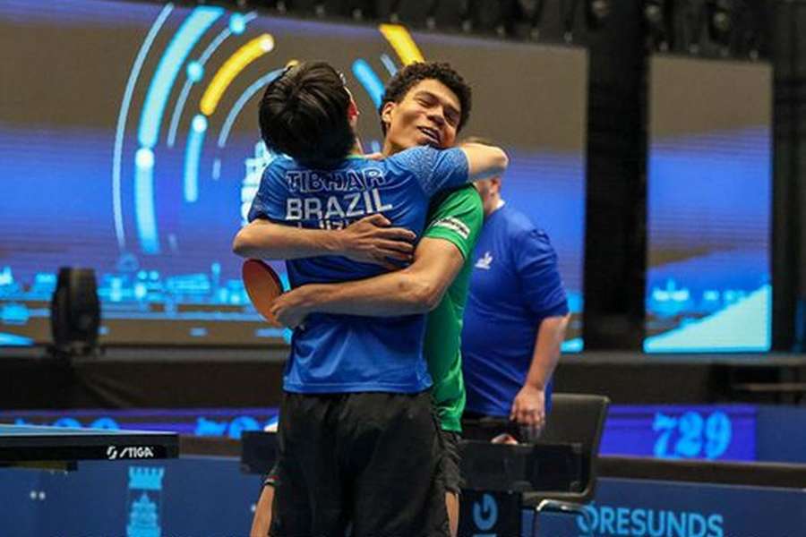 Tiago Abiodun com o brasileiro Leonardo Isuka