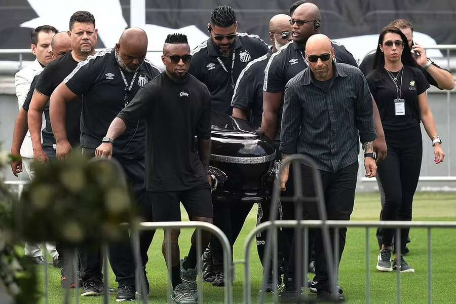 Zé Roberto e Edinho, filho de Pelé, transportaram o corpo até ao relvado