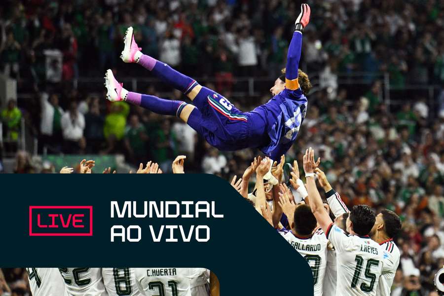 Ochoa é celebrado pelos jogadores do México por sua 6ª Copa
