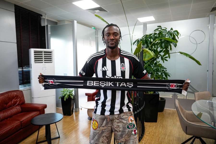 Tammy Abraham já vestido com a camisola do Besiktas