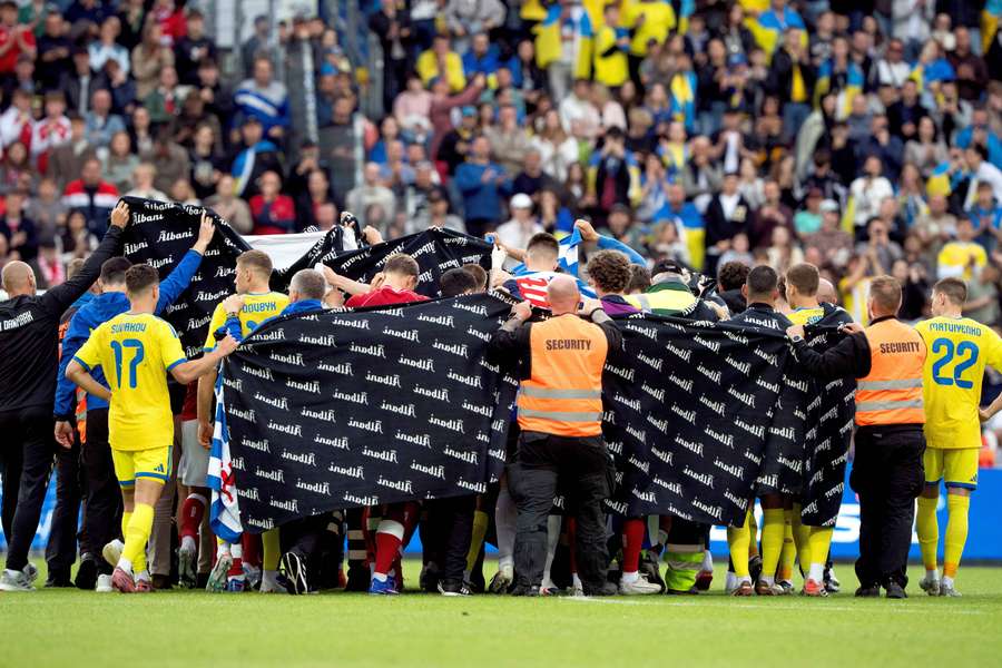 Eriksen voltou a cair inanimado em campo Eriksen voltou a cair inanimado em campo