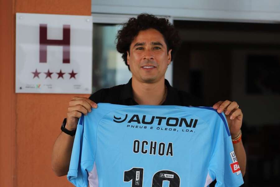 Ochoa com a camisola do AVS