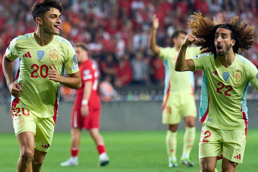 Pedri celebra su primer gol con Cucurella Pedri celebra su primer gol con Cucurella