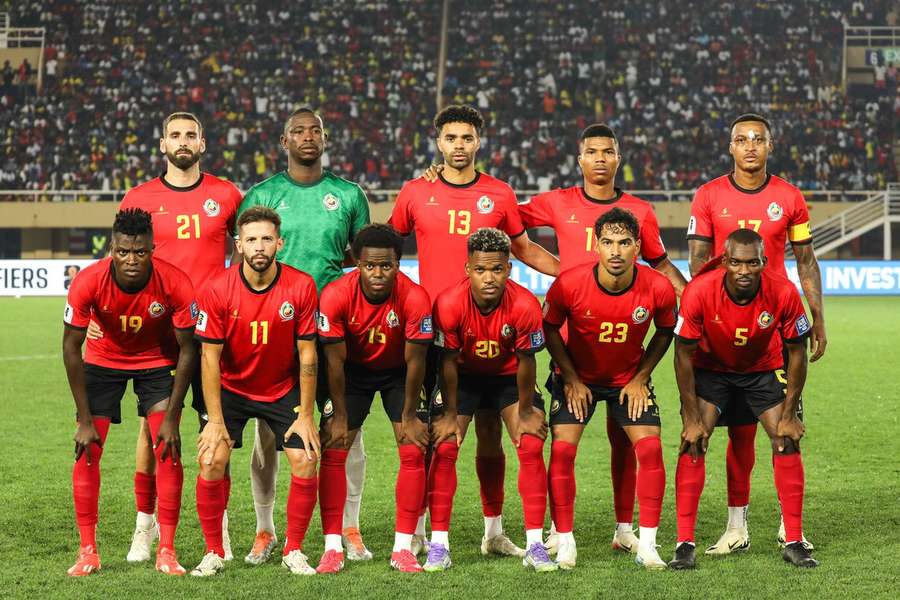 O onze de Moçambique na partida de qualificação diante do Uganda