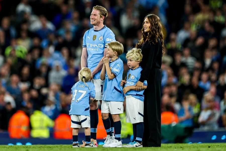 Kevin De Bruyne e la sua famiglia salutano i tifosi del Manchester City.