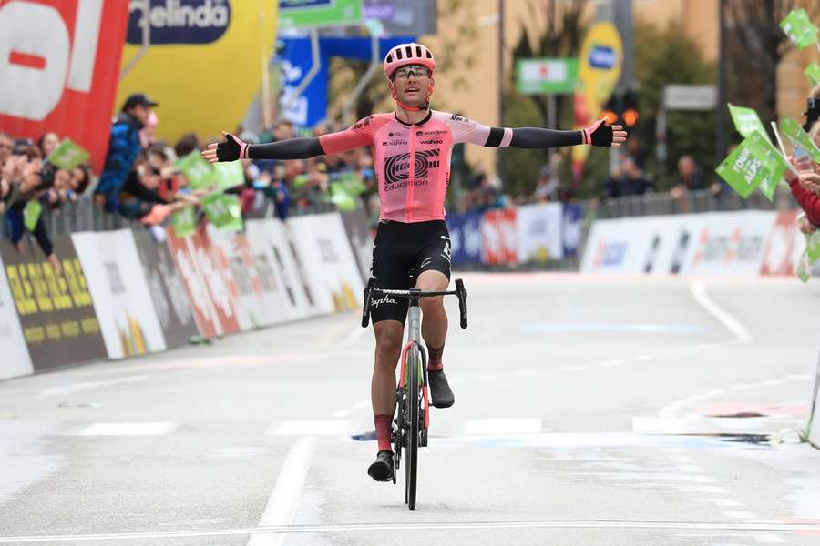 24-årige Simon Carr vandt fredag sin blot anden professionelle sejr i karrieren, da han sejrede på femte etape af Tour of the Alps.