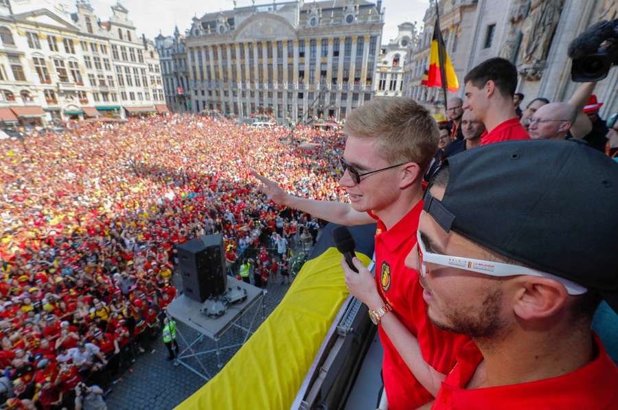 Seleção belga é recebida por multidão em Bruxelas após 3º lugar na Copa