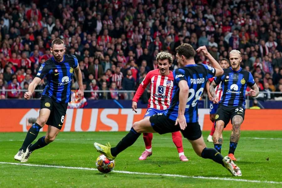 Griezmann, frente a Pavard e De Vrij, no último Atleti-Inter no Metropolitano Griezmann, frente a Pavard e De Vrij, no último Atleti-Inter no Metropolitano