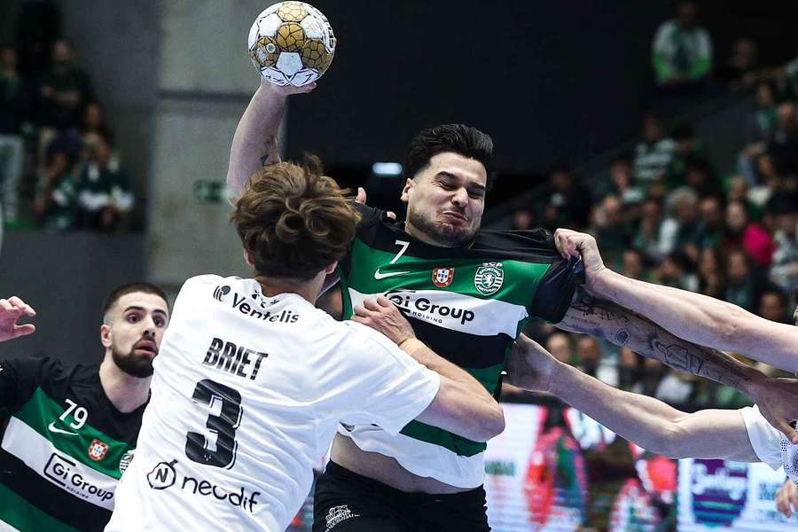 Natan Suárez tenta passar a defesa francesa