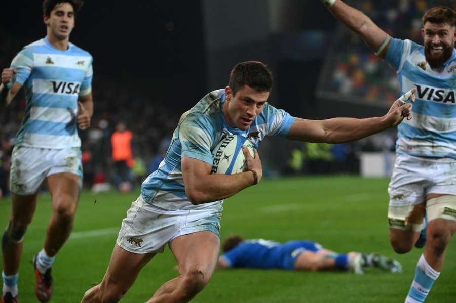 Argentina's winger Bautista Delguy scoring a try