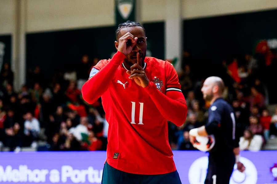 Pany Varela festeja um golo num particular