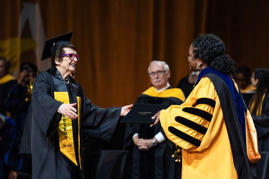 Billie Jean King ukończyła studia... po 65 latach. "Tak się cieszę, że to zrobiłam" Billie Jean King ukończyła studia... po 65 latach. "Tak się cieszę, że to zrobiłam"