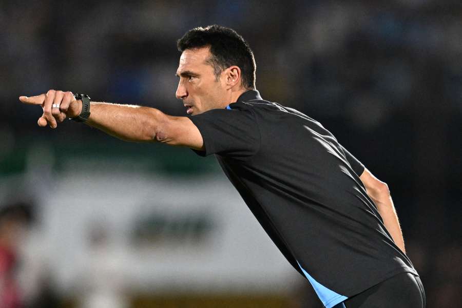 Scaloni señala el camino desde el banquillo.