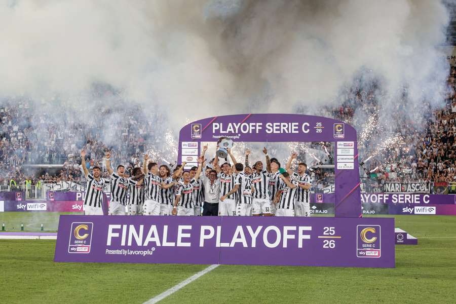 L'Ascoli celebra la promozione in B L'Ascoli celebra la promozione in B