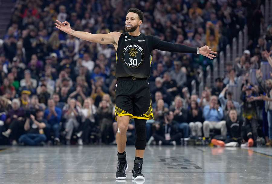 Stephen Curry voltou de lesão e saiu com derrota