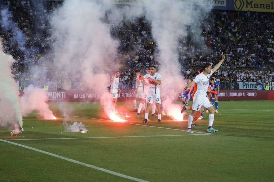 O lançamento de sinalizadores no gramado do estádio Rigamonti