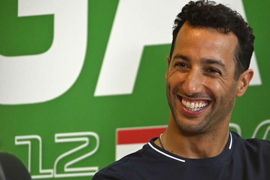 Daniel Ricciardo sorri durante uma conferência de imprensa em Mogyorod, perto de Budapeste