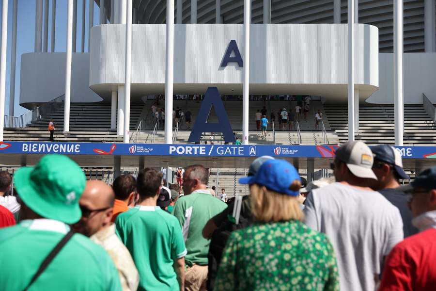 Ierse supporters staan te wachten voor de ingang van het Stade de Bordeaux