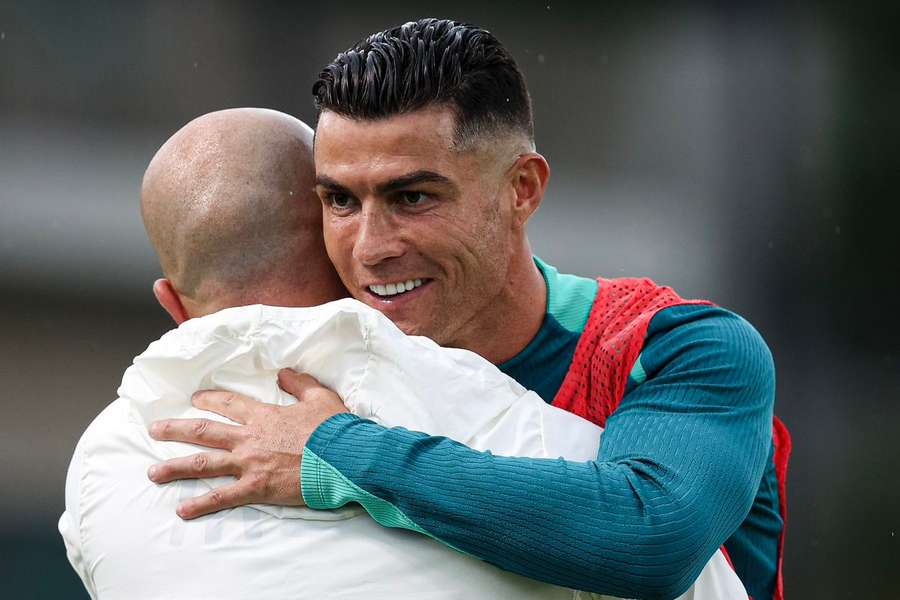 Ronaldo cumprimenta Roberto Martínez
