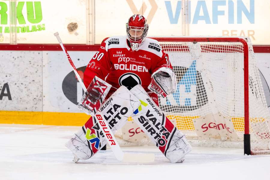 Bednář má nejlepší čísla ze všech gólmanů finské ligy. Bednář má nejlepší čísla ze všech gólmanů finské ligy.