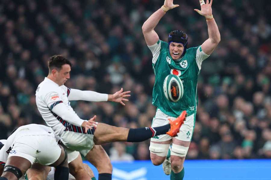 Ryan Baird closes down the kick of Alex Mitchell