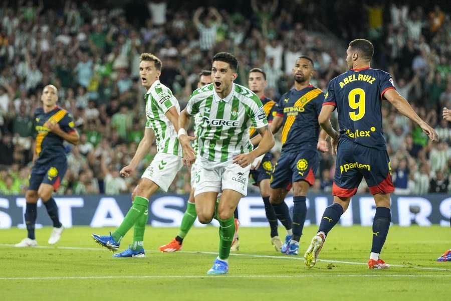 Bartra celebra un gol en el Betis-Girona de la temporada pasada