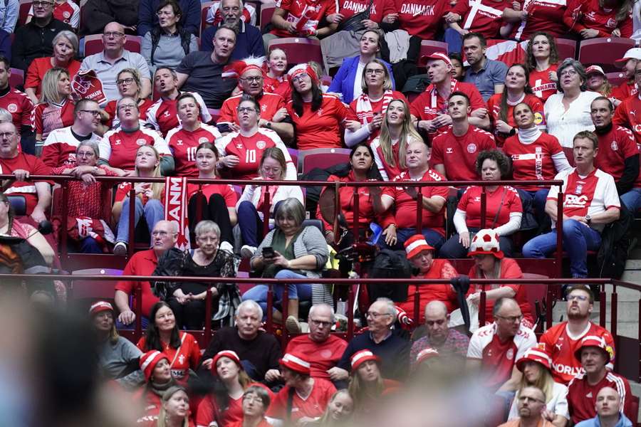 Der kommer næppe til at være lige så stoppet med røde og hvide farver på tribunerne i Malmø i aften.