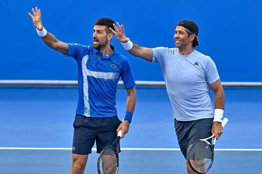 Djokovic y Verdasco saludan tras su victoria en primera ronda en Doha