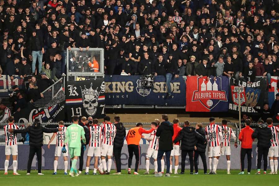 De spelers van Willem II bedanken het meegereisde publiek in het uitvak