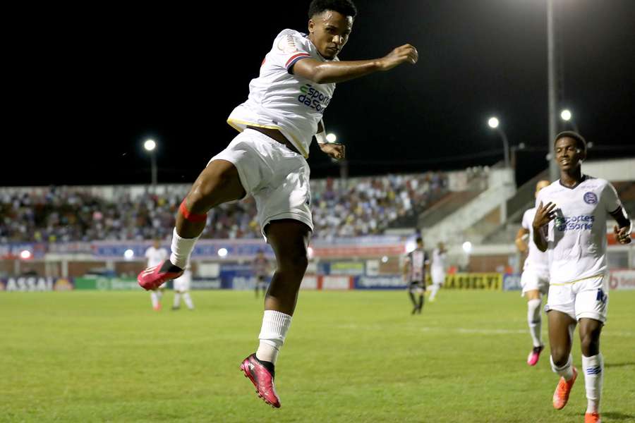 Kayky comemora gol do Bahia contra o Alagoinhas