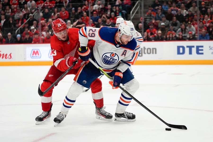 NHL: Draisaitl (r.) hat mit den Edmonton Oilers die eindrucksvolle Erfolgsserie ausgebaut - 3:2-Sieg bei den Detroit Red Wings.